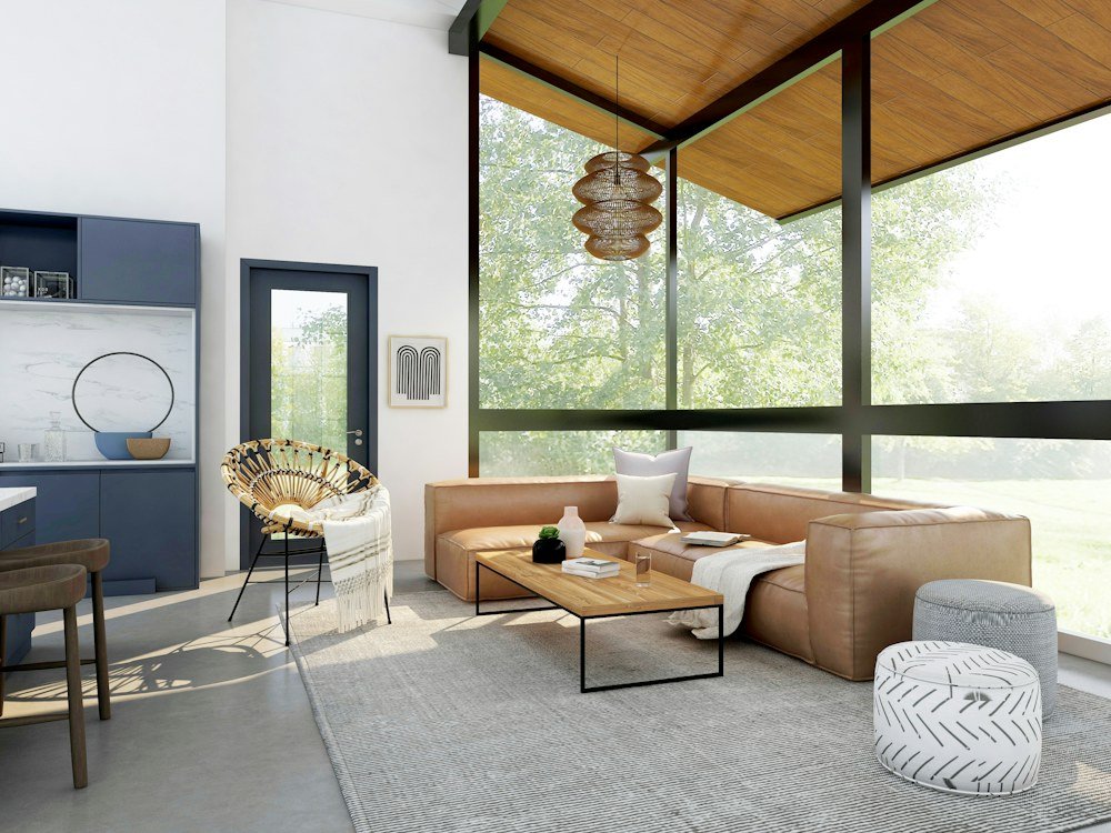 Sala luminosa con sofá, tonos naturales y jardín exterior