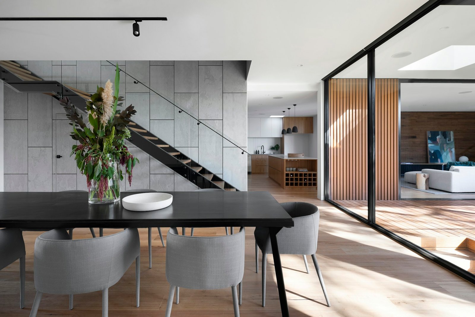 Casa contemporánea con espacios abiertos, madera y ventanales hacia el jardín