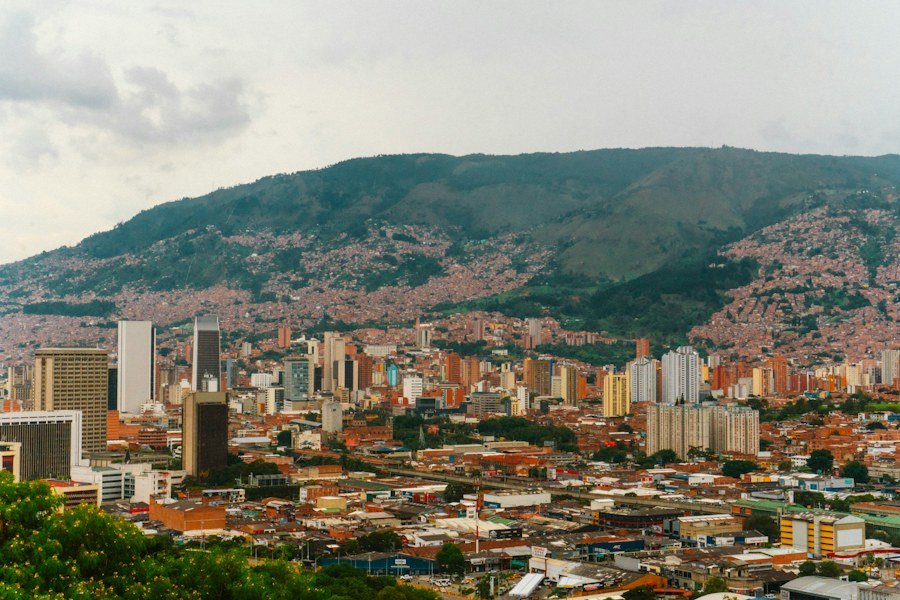 Paisaje urbano y montañas verdes